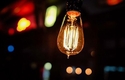 在AlN衬底上构建LED结构